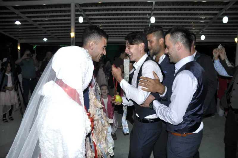 50 metrelik düğün takısı görenleri şaşkına çevirdi - 5