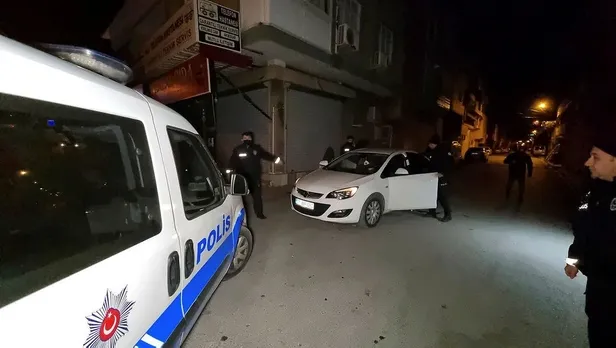 Son dakika: Adana'da gece yarısı film gibi operasyon! Babasının arabasını çalıp polislerden kaçtı-3