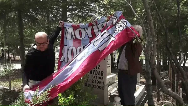 1651657468655.jpg Arkadaşının 22 yıllık vasiyetini yerine getirdi! Mezarına Trabzonspor bayrağı örttü-3