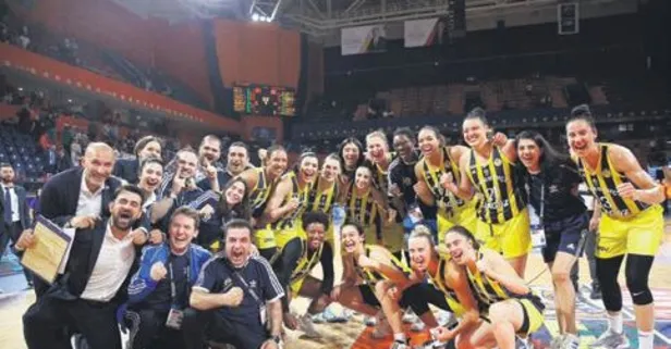 Potanın kraliçeleri kupa için sahada