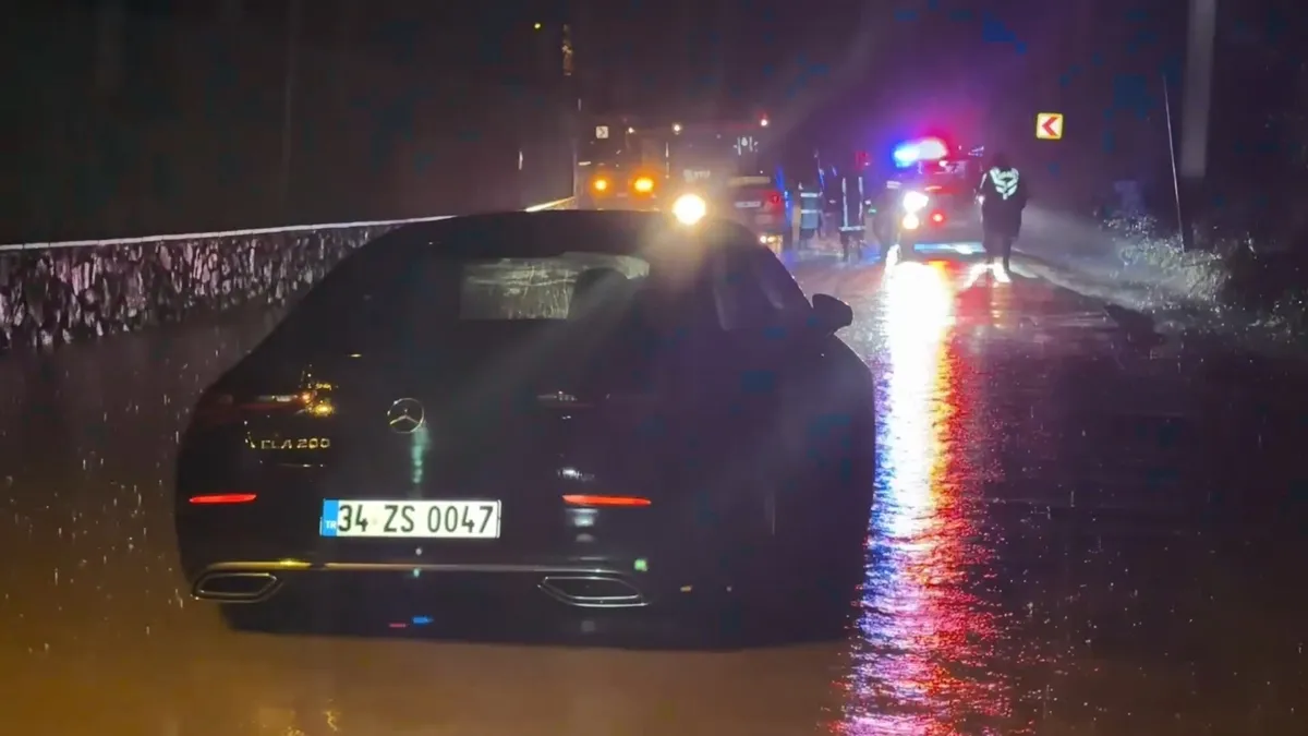 1792276904112.jpeg Sağanak yağış İstanbul'u esir aldı! Suda mahsur kalan 2 kişi son anda kurtarıldı-3