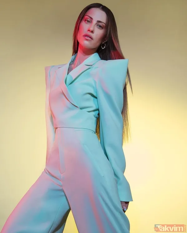 Derya Uluğ sosyal medyada şov yaptı! Top sektirdiği anları paylaştı kendine hayran bıraktı herkes onu konuştu - 14