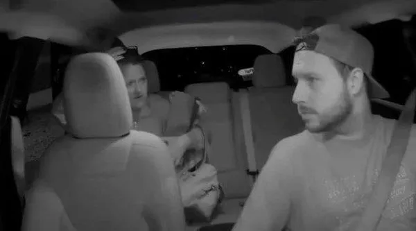 abdde-taksi-soforu-irkci-cifti-aractan-indirdi-vay-canina-sen-beyazsin-1652878265161.jpeg ABD'de taksi şoförü ırkçı çifti araçtan indirdi! "Vay canına sen beyazsın"-2