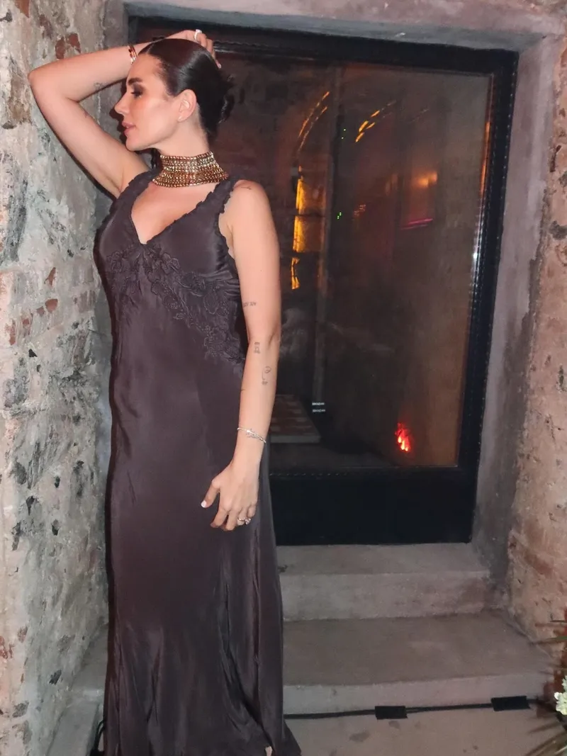 alisanin-esi-buse-varolun-36-yas-gunu-kombini-olay-oldu-1774508311571.jpg Alişan'ın eşi Buse Varol’un doğum günü tarzı sınıfta kaldı: "2005 düğün kombini!"-6