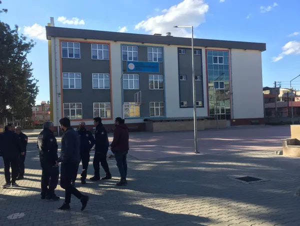 guvenlik-gorevlisi-genc-kizi-platonik-asigi-kacirdi-ates-edip-kacti-1647331730480.jpg Güvenlik görevlisi genç kızı platonik aşığı kaçırdı! Ateş edip kaçtı-2