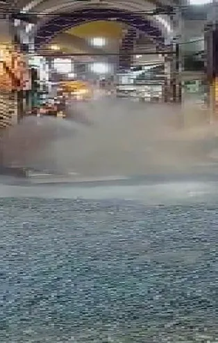 Kapalıçarşı'da hareketli anlar! İSKİ borusu patladı, dükkanları su bastı