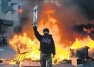 ABD’de George Floyd cinayetinin ardından başlayan isyan 50 eyalete yayıldı! 70 bin mağaza yağmalandı...