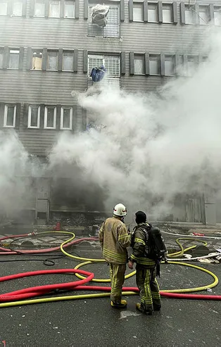 Bağcılar'da tekstil deposunda korkutan yangın! Güçlükle söndürüldü