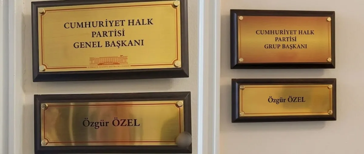1779704765817.jpg Kılıçdaroğlu’na liderlik Özel’e çizik: Parti tarihinden silindi | Fotoğrafı genel merkeze asılmayacak-8