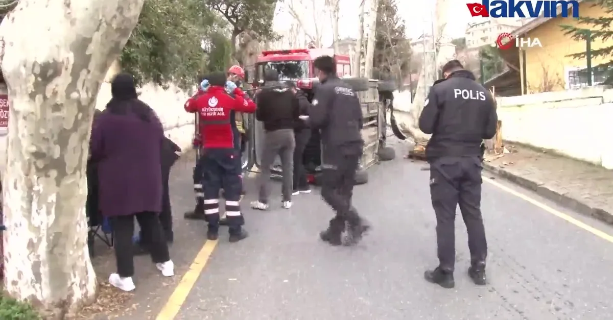 Üsküdar’da ağaca çarpan otomobil yan yattı
