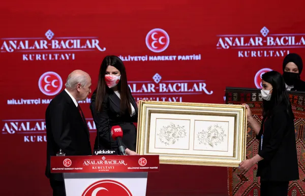 son-dakika-mhp-genel-baskani-devlet-bahceliden-analar-bacilar-kurultayinda-onemli-aciklamalar-analariniz-kollarini-acmis-bekliyor-evinize-donun-1633869668500.jpg SON DAKİKA: MHP Genel Başkanı Devlet Bahçeli'den Analar-Bacılar Kurultayı'nda önemli açıklamalar: Analarınız kollarını açmış bekliyor evinize dönün-7