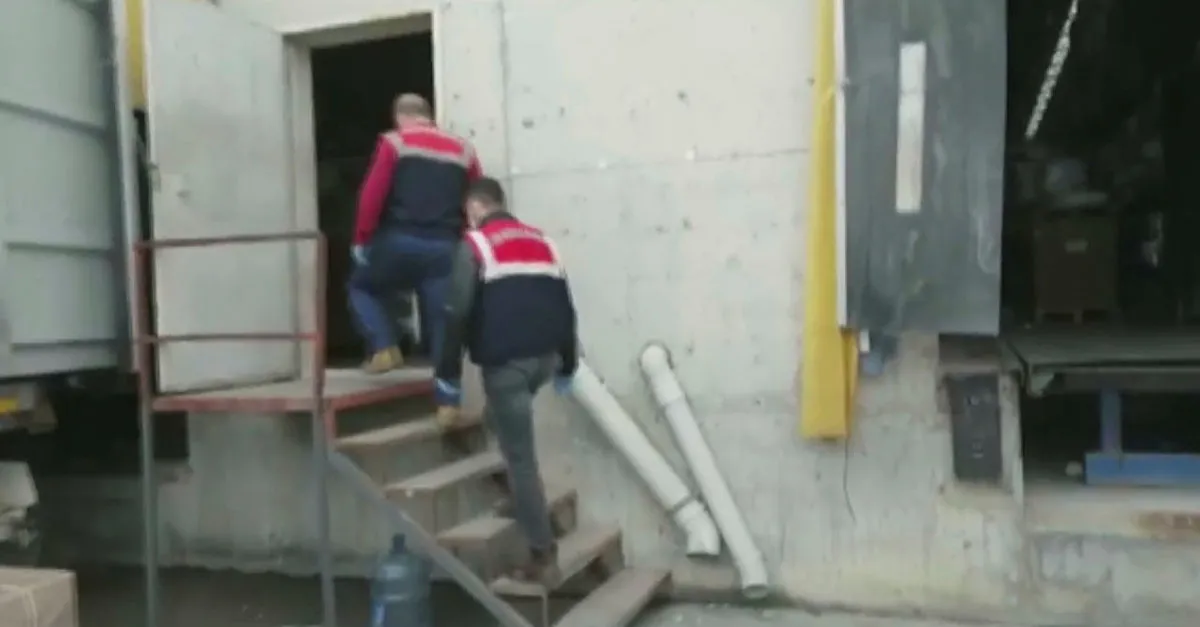 Son dakika: Arnavutköy'deki operasyonda 11 bin filtreli maske ele geçirildi