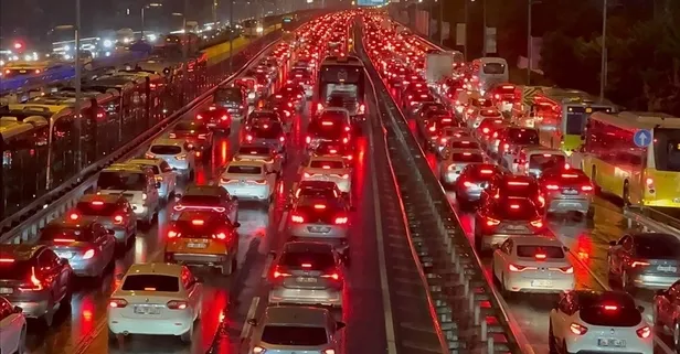 İstanbul'da akşam saatlerinde trafik kilitlendi: Sürücüler zor anlar yaşadı