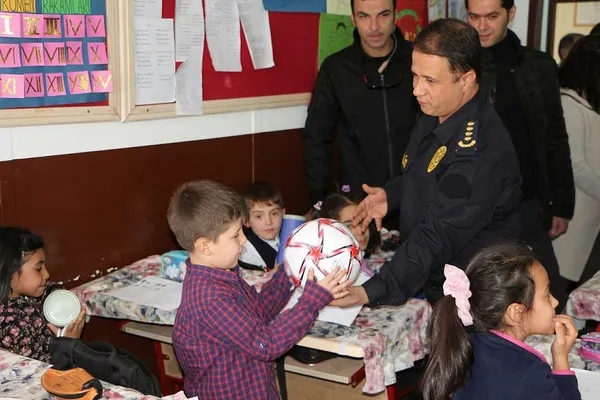 Şırnaklı öğrencilere top ve satranç-1