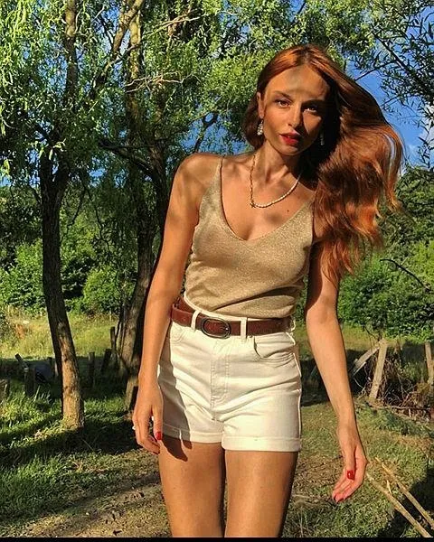 cannes-film-festivalinde-erkan-petekkayadan-sonra-nilperi-sahinkayada-hirsizlarin-kurbani-oldu-1653677170609.jpeg Cannes Film Festivali’nde Erkan Petekkaya'dan sonra Nilperi Şahinkaya'da Marsilya'da hırsızların kurbanı oldu-6