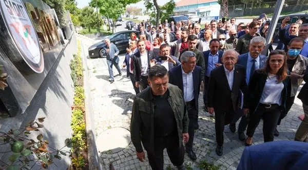 sahte-kabadayi-yine-sahnede-kemal-kilicdaroglu-bu-sefer-sadati-hedef-aldi-1652454742997.jpg Sahte kabadayı yine sahnede! Kemal Kılıçdaroğlu bu sefer SADAT'ı hedef aldı-2