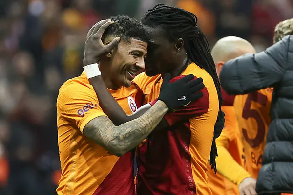 1646041315945.jpg Van Aanholt Çaykur Rizespor'a 2 gol attı 13 yıl sonra Galatasaray'da bir ilki başardı-3