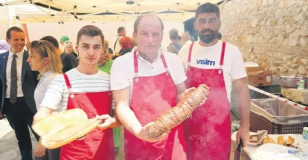 Yunanistan şimdi de kokoreçin yakasına yapıştı! 'Kokoretsi'yi adlı bir yemek yaptı
