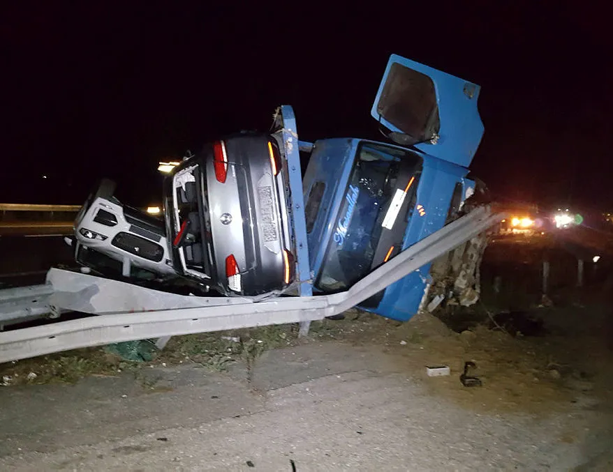 Lüks araçları taşıyan TIR devrildi