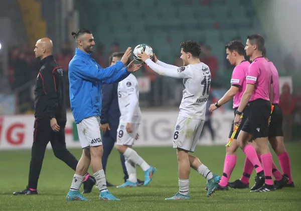 super-ligin-en-erken-sampiyonu-unvani-fenerbahcede-kaldi-1650705758029.jpg 'Süper Lig'in en erken şampiyonu' unvanı Fenerbahçe'de kaldı-2