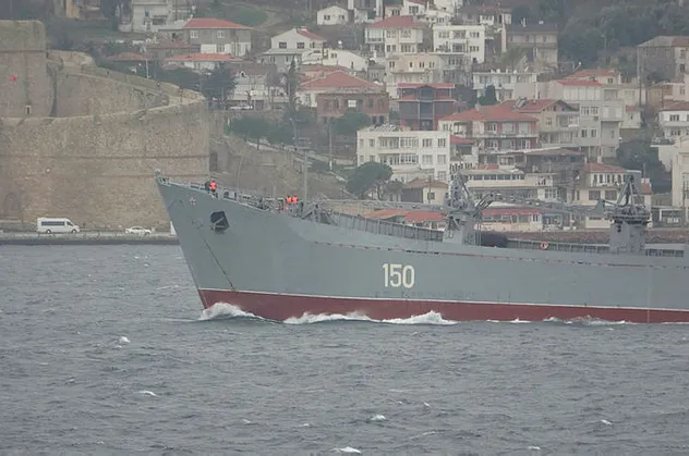 Çanakkale Boğazı'nda dikkat çeken hareketlilik! Savaş gemileri geçti