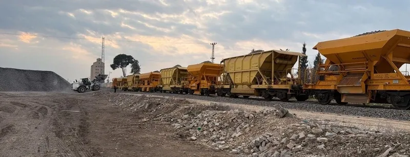 suriye-sinirindaki-350-kilometrelik-tren-hatti-trafige-acildi-karkamis-nusaybin-senyurt-mardin-1776067575613.jpeg Suriye sınırındaki 350 kilometrelik tren hattı trafiğe açıldı: Karkamış-Nusaybin | Şenyurt-Mardin-3