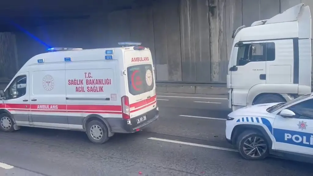 istanbul-bagcilarda-zincirleme-kaza-hafriyat-kamyonu-ve-tir-carpisti-1792824997669.jpg İstanbul Bağcılar'da zincirleme kaza! Hafriyat kamyonu ve TIR çarpıştı: Yaralılar var, 3 şerit trafiğe kapatıldı-3