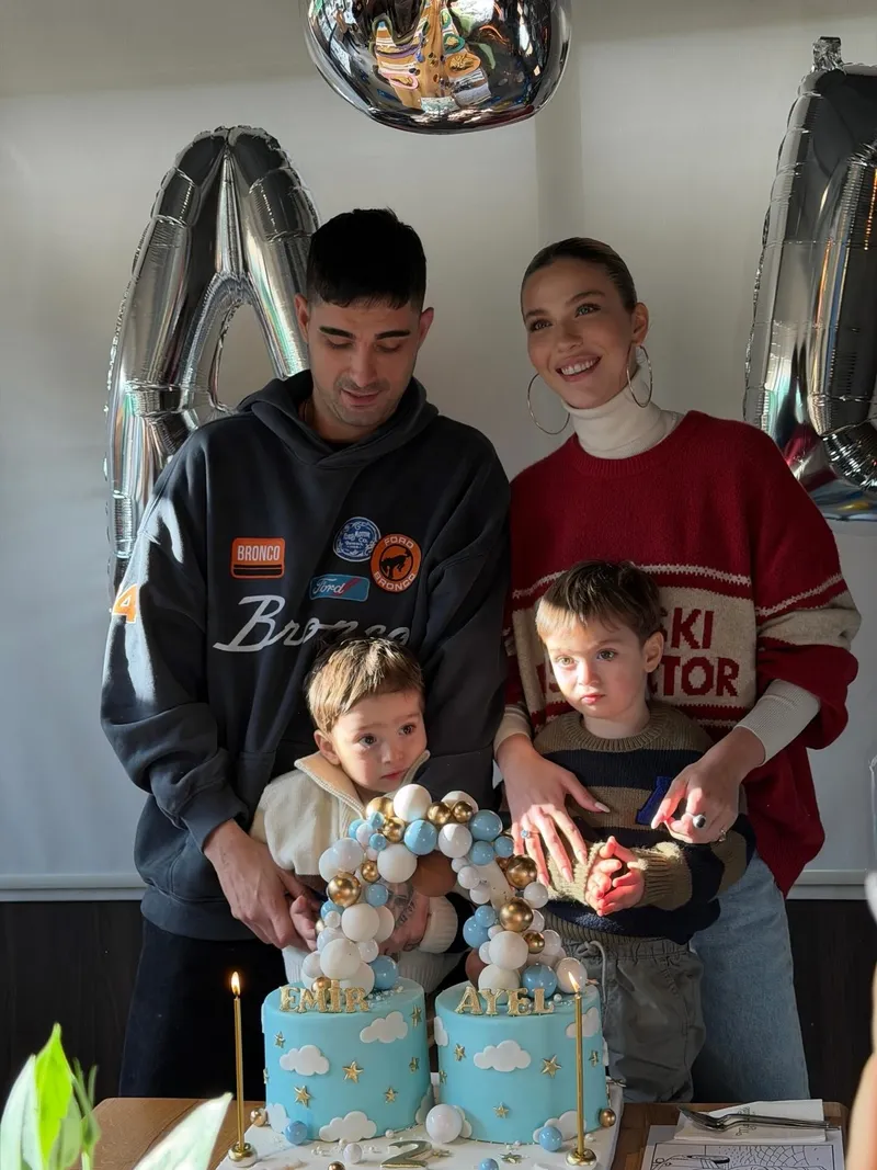 yasemin-sefkatli-ve-oglu-merdivenden-dustu-ambulansla-hastaneye-kaldirildi-1776502302069.jpg Görünmez kaza geliyorum demedi: Yasemin Şefkatli kucağında bebeğiyle merdivenden yuvarlandı! Ambulansla hastaneye kaldırıldılar-2