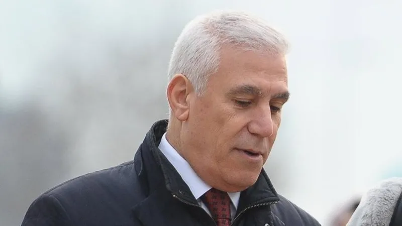 chpli-bursa-belediye-baskani-mustafa-bozbey-chp-lideri-ozgur-ozeli-yok-saydi-torpili-savundu-yaptigimiz-isin-a-1716327197303.jpeg