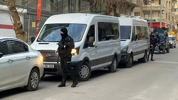 istihbarat-diyarbakir-insan-haklari-derneginin-teror-orgutu-pkk-ile-baglantisini-buldu-arama-basladi-1643868071288.jpg İstihbarat, Diyarbakır İnsan Hakları Derneği'nin terör örgütü PKK ile bağlantısını buldu! Arama başladı-2