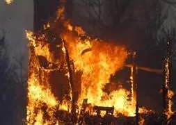 Bütün kasabayı yaktı