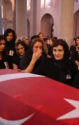 Ermeni Kıbrıs gazisi için kilisede tören