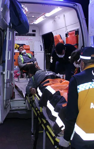 Aksaray'da işçileri taşıyan minibüs devrildi! Yaralılar var