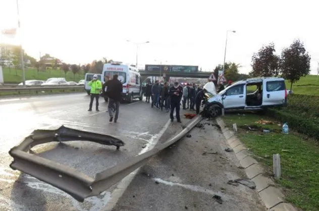 Ümraniye'de feci kaza: Hafif ticari araç takla attı 4 kişi yaralandı