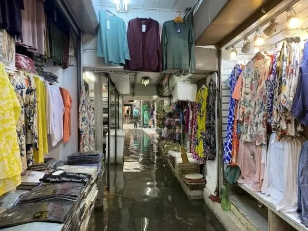 1684417596361.jpeg İzmir'de Tarihi Kemeraltı Çarşısı'nda iş yerlerini su bastı-4