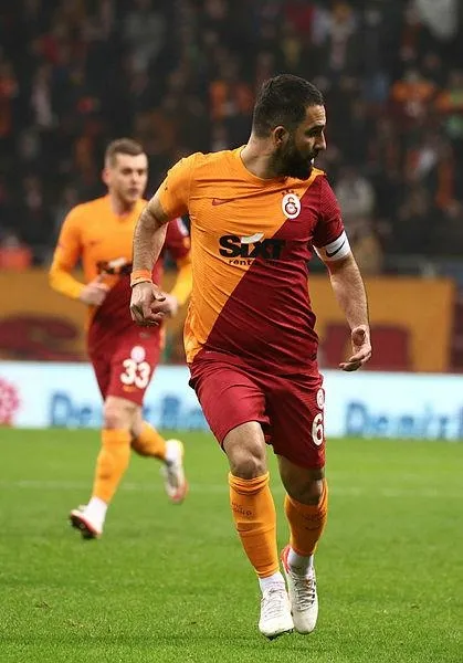 galatasarayda-husran-devam-ediyor-giresunspora-evinde-kaybedince-taraftar-stadi-istifa-sesleriyle-yikti-1641674709181.jpeg Galatasaray'da hüsran devam ediyor! Giresunspor'a evinde kaybedince taraftar stadı istifa sesleriyle yıktı-7