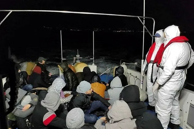 İzmir'de Yunanistan tarafından Türk kara sularına itilen 61 düzensiz göçmen kurtarıldı!