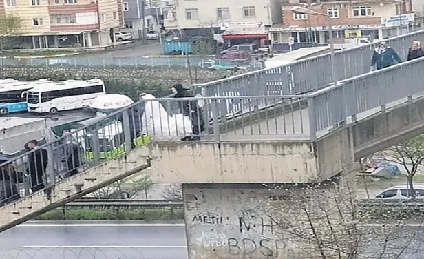 Kovid-19 sevenlerini ayıramadı: Üst geçitte buluşup soluğu nikah salonunda aldılar-4