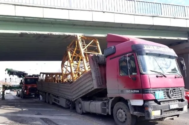 İstanbul trafiğini kilitleyen kaza! Uzun araç kuyrukları oluştu