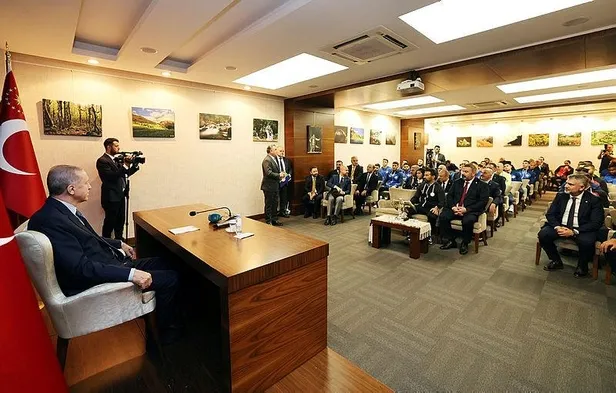 baskan-erdogan-rize-valiligini-ziyaret-etti-futbolculari-kabul-etti-1699185776184.jpeg Başkan Erdoğan Rize Valiliğini ziyaret etti... Futbolcuları kabul etti-2