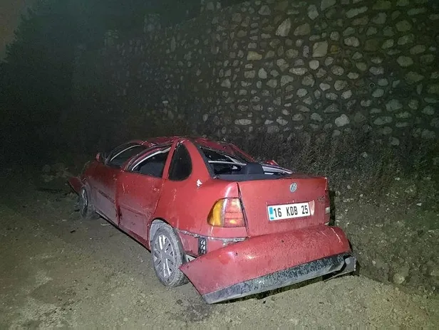 El freni çekilmeyen otomobil uçuruma devrildi: 2 yaralı-3