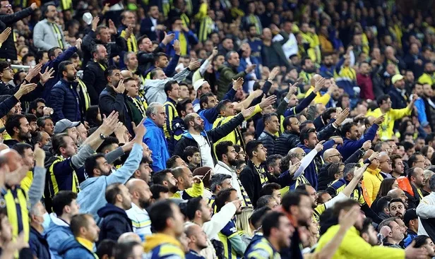fenerbahce-zorlu-sivasspor-macinda-10-kisi-kalmasina-ragmen-3-puani-almayi-basardi-1667848416194.jpeg