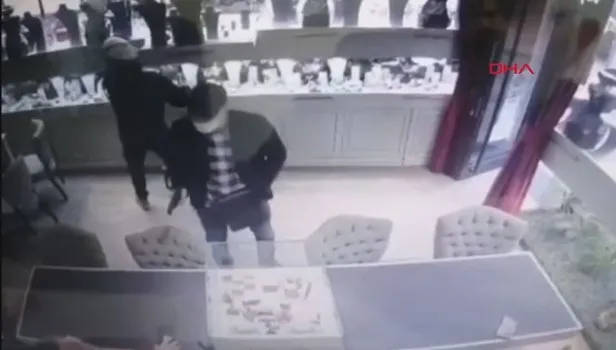 İstanbul'un göbeğinde milyonluk soygun! Polis her yerde onları arıyor