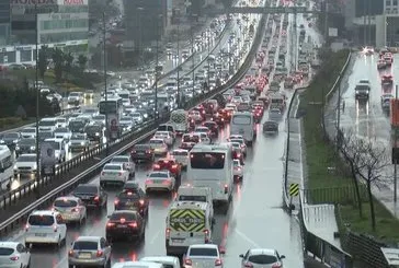 İstanbul’da yağmur trafiği: Yoğunluk yüzde 85’e ulaştı!
