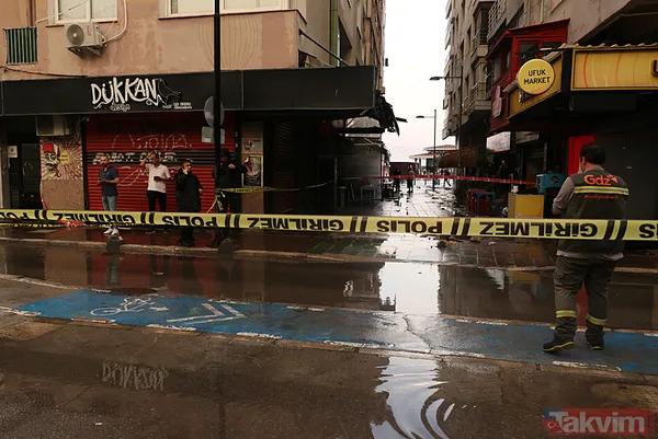 İzmir'de kent merkezi sularla doldu: Ağaçlar devrildi, araçlar gidemedi | Sokakta 2 kişi elektrik akımına kapılarak hayatını kaybetti - 13