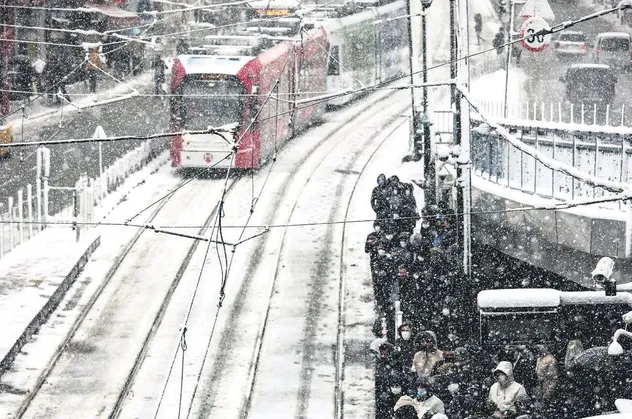 Kar bereketi İstanbullulara yine eziyete oldu! Yetersiz önlemler yüzünden İETT otobüslerini vatandaşlar iterek kurtardı