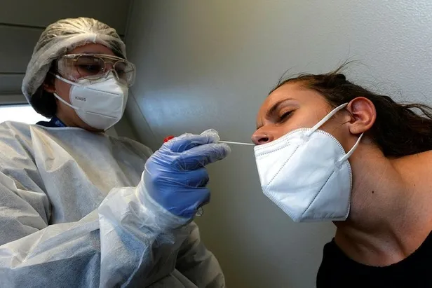 fransada-corona-viruse-teslim-oldu-her-30-saniyede-bir-kisi-hastanelik-oluyor-1604298599906.jpg Fransa koranavirüse teslim oldu! Her 30 saniyede bir yeni vaka-4