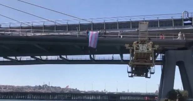 LGBT'li sapkınların sözde 'Onur Yürüyüşü'nde skandal! DEM Partili Özgül Saki ve Kezban Konukçu Haliç Köprüsü'ne trans bayrağı astı