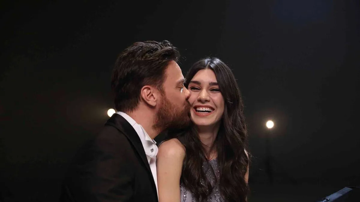 Burcu Kıratlı'dan eski eşi Sinan Akçıl'a gönderme!
