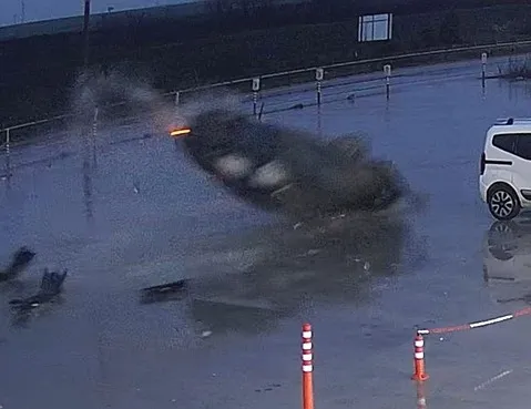 İzlerken nefesler kesildi: Otomobil 60 metre boyunca takla attı